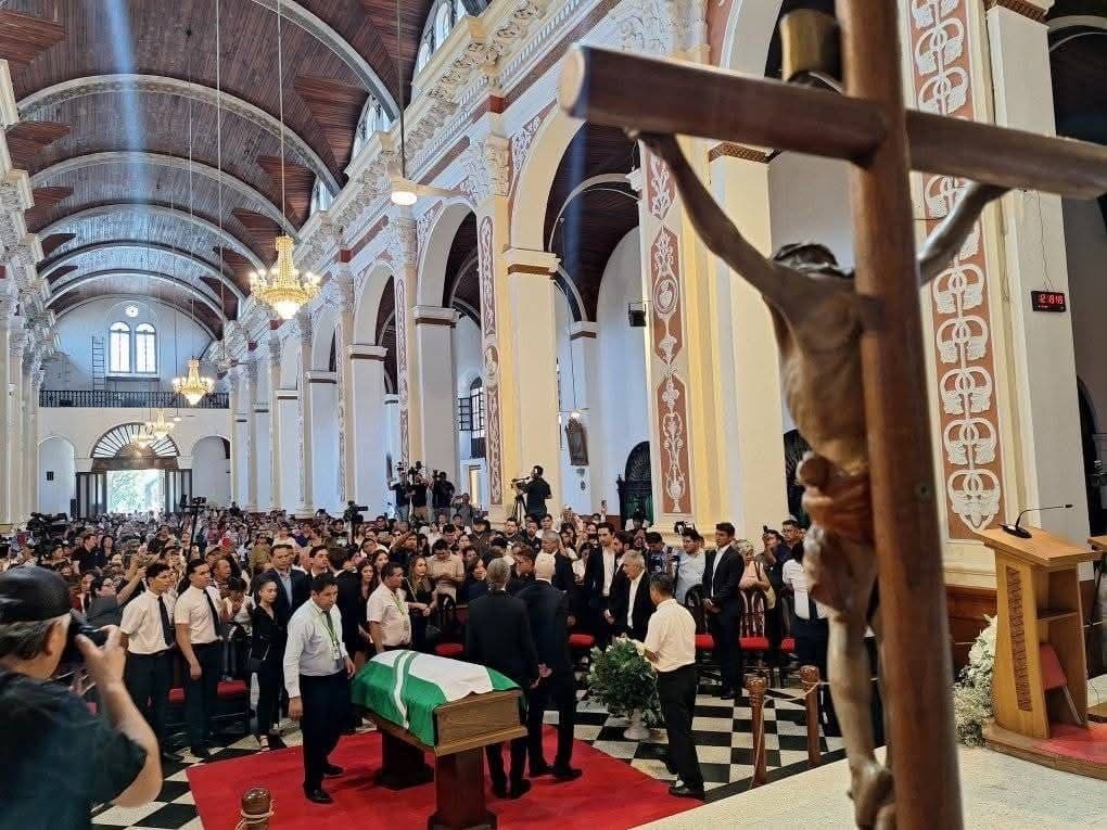 PAÑUELOS BLANCOS Y LAGRIMAS MARCARON EL ADIÓS DEL EXALCALDE PERCY FERNÁNDEZ