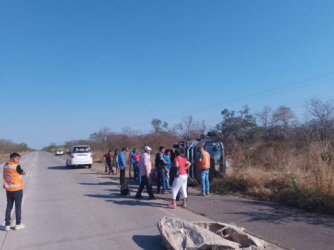 CAMIÓN SE VUELCA EN LA BIOCEÁNICA: MUJER Y DOS NIÑOS RESULTAN HERIDOS