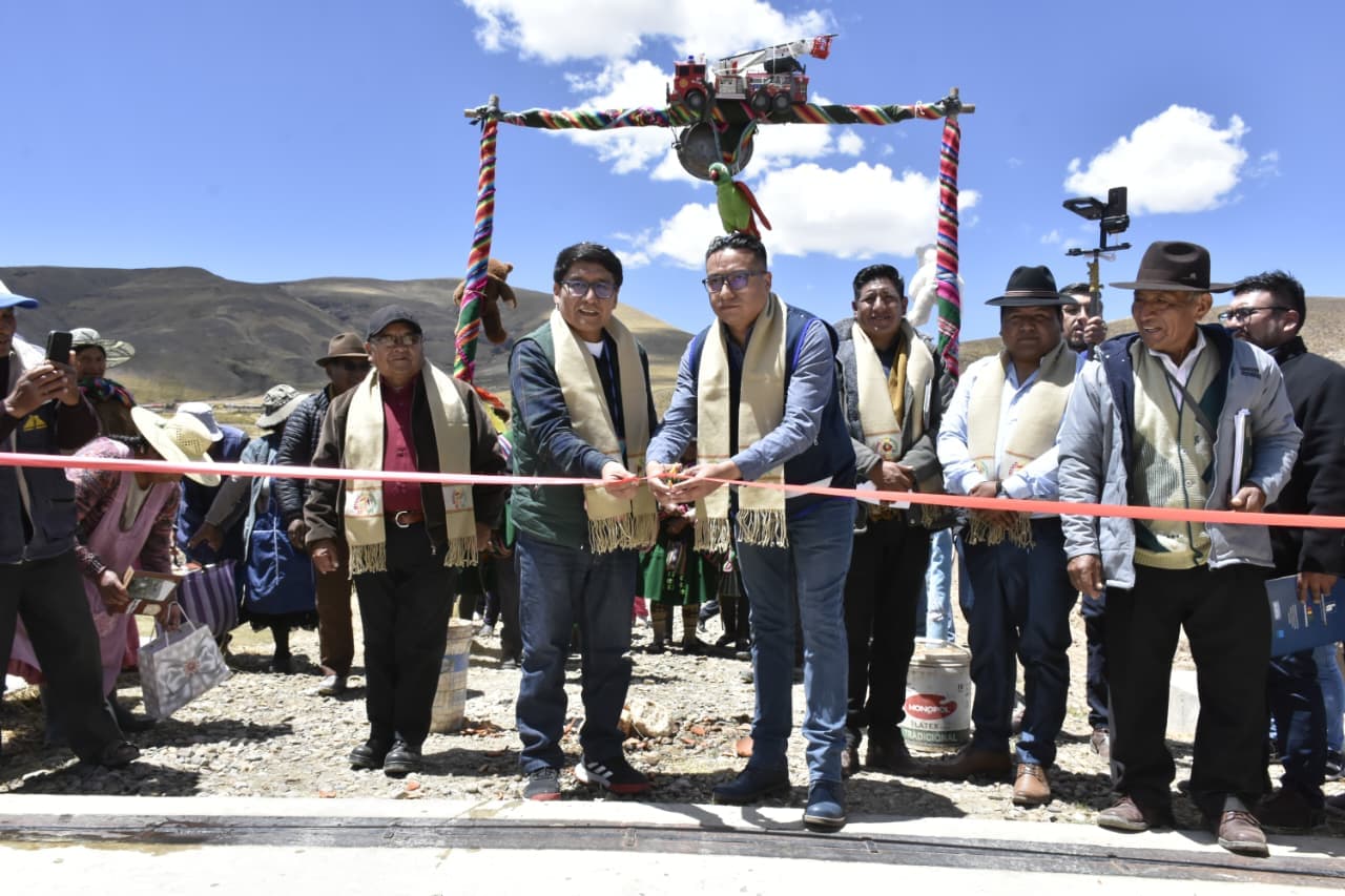 GOBIERNO ENTREGA PUENTE EN ORURO PARA 100 FAMILIAS AGRICULTORAS