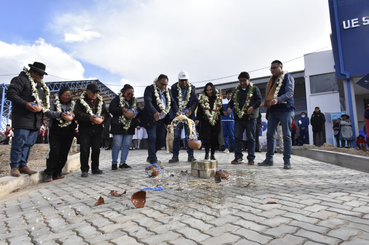 84 FAMILIAS EN ORURO ESTRENAN ENLOSADO VIAL DE 6.000 METROS CUADRADOS
