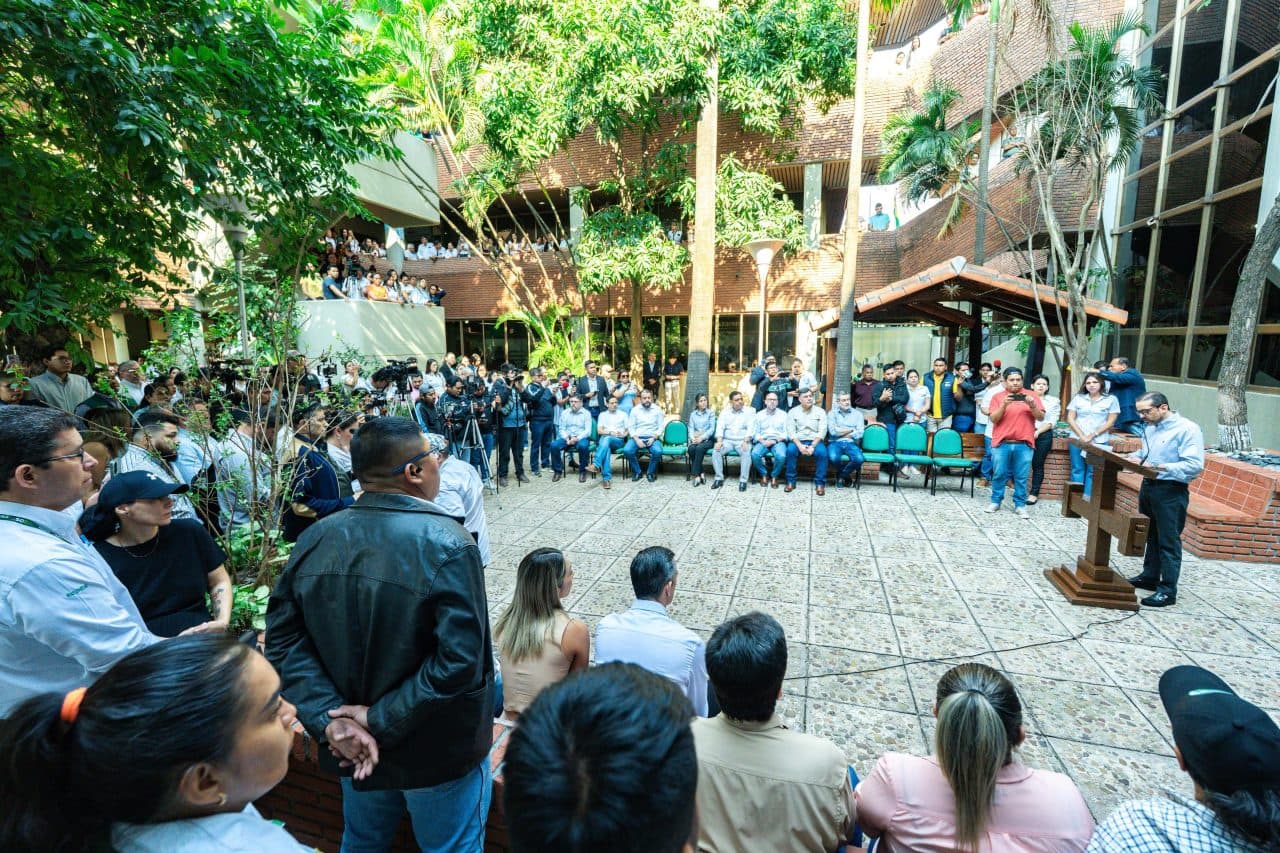 CAMACHO IZA LA BANDERA Y RINDE HOMENAJE PÓSTUMO A PERCY FERNÁNDEZ