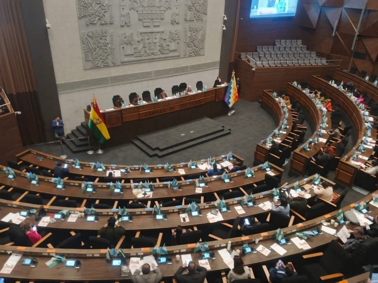 DIPUTADOS APRUEBAN LEY QUE PROHÍBE EL MATRIMONIO DE MENORES EN BOLIVIA