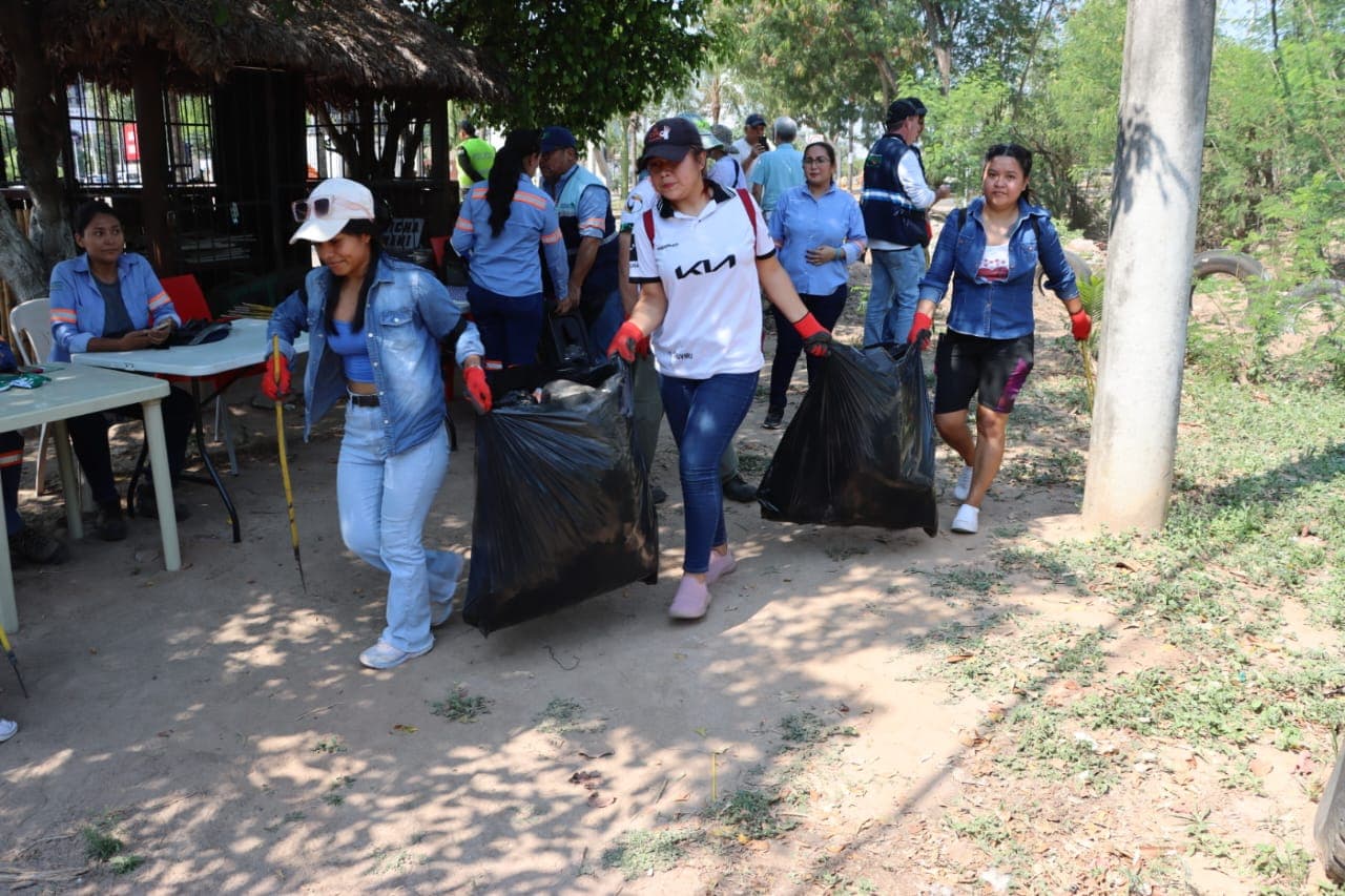 MINGA AMBIENTAL RECOLECTA UNA TONELADA DE RESIDUOS EN INGRESO AL URUBÓ