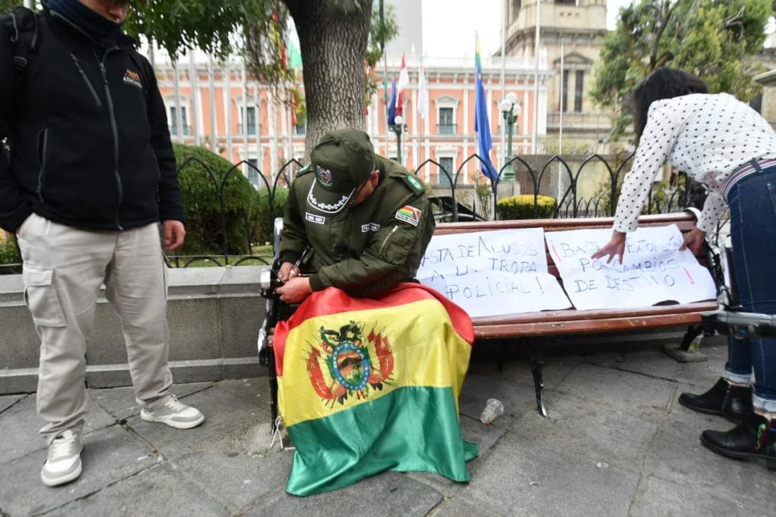 SUBOFICIAL PROTESTA ENCADENADO EN PLAZA MURILLO Y DENUNCIA CORRUPCIÓN EN LA POLICÍA