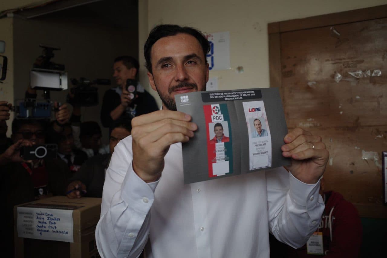JUAN PABLO VELASCO, PRIMER CANDIDATO EN EMITIR SU VOTO EN SANTA CRUZ