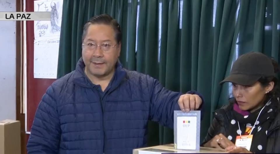 PRESIDENTE LUIS ARCE EMITIÓ SU VOTO Y SE RETIRÓ ESCOLTADO TRAS ABUCHEOS