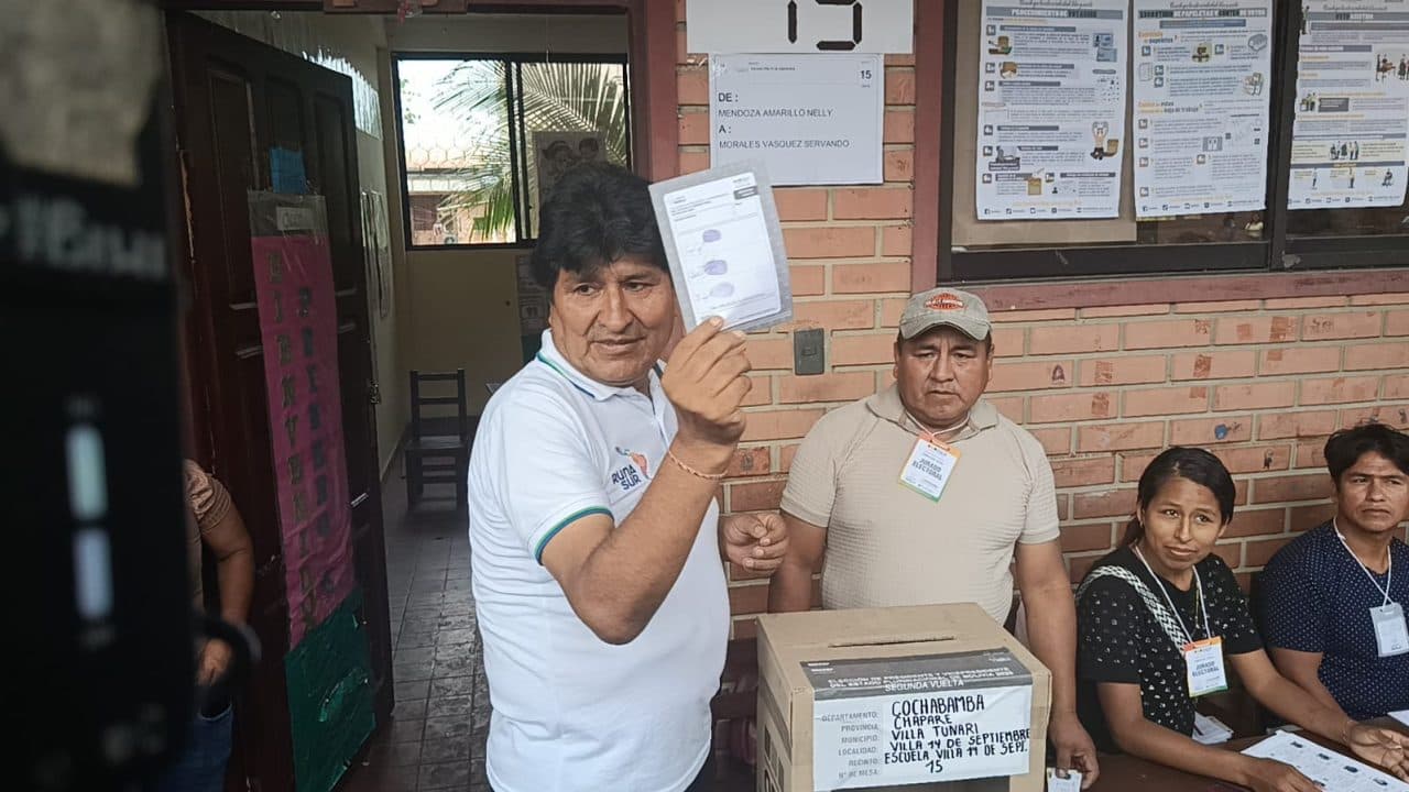 EVO MORALES EJERCIÓ SU VOTO EN EL TRÓPICO DE COCHABAMBA