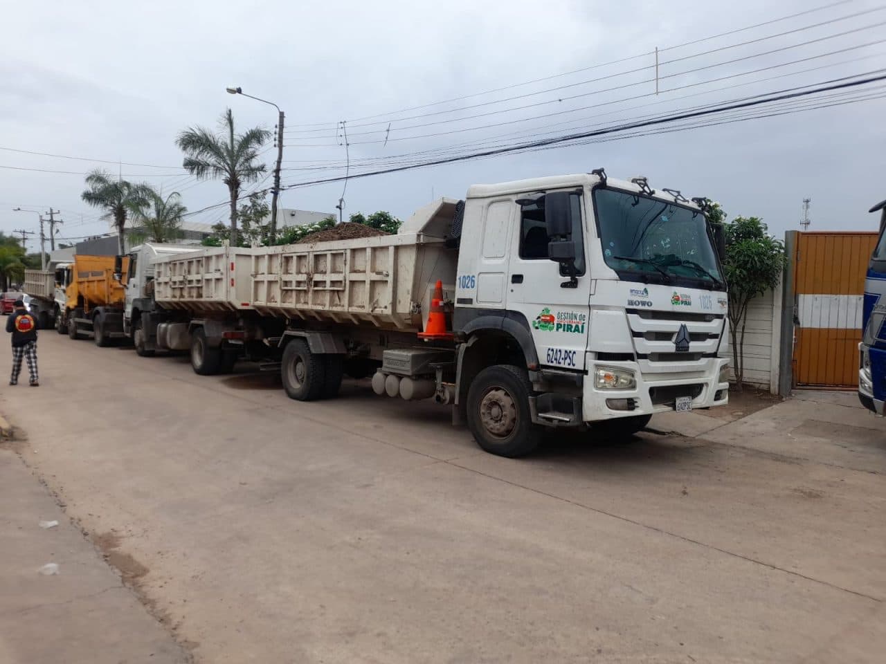 TRABAJADORES DE ASEO URBANO EN PARO AMENAZAN CERRAR EL VERTEDERO