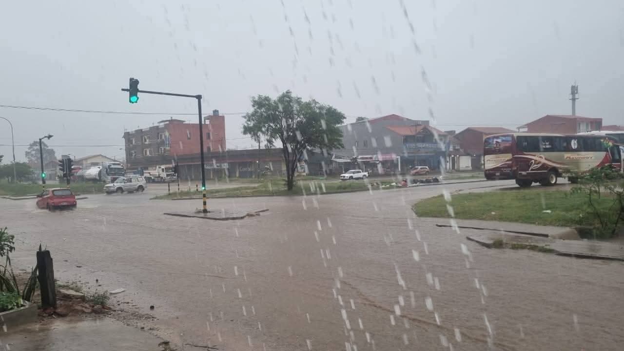 INTENSA LLUVIA ANEGÓ CALLES Y AVENIDAS EN SANTA CRUZ
