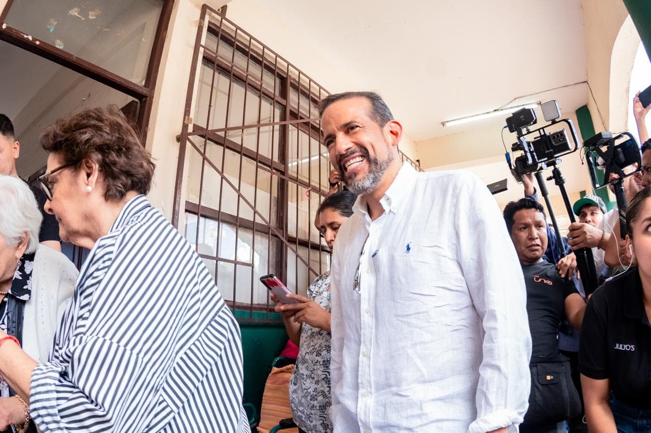 GOBERNADOR CRUCEÑO FELICITA A RODRIGO PAZ E INSTA A TRABAJAR POR LA CRISIS DEL PAÍS