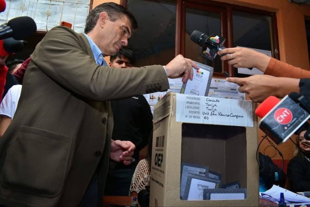 RODRIGO PAZ PIERDE EN SU MESA DE VOTACIÓN EN TARIJA