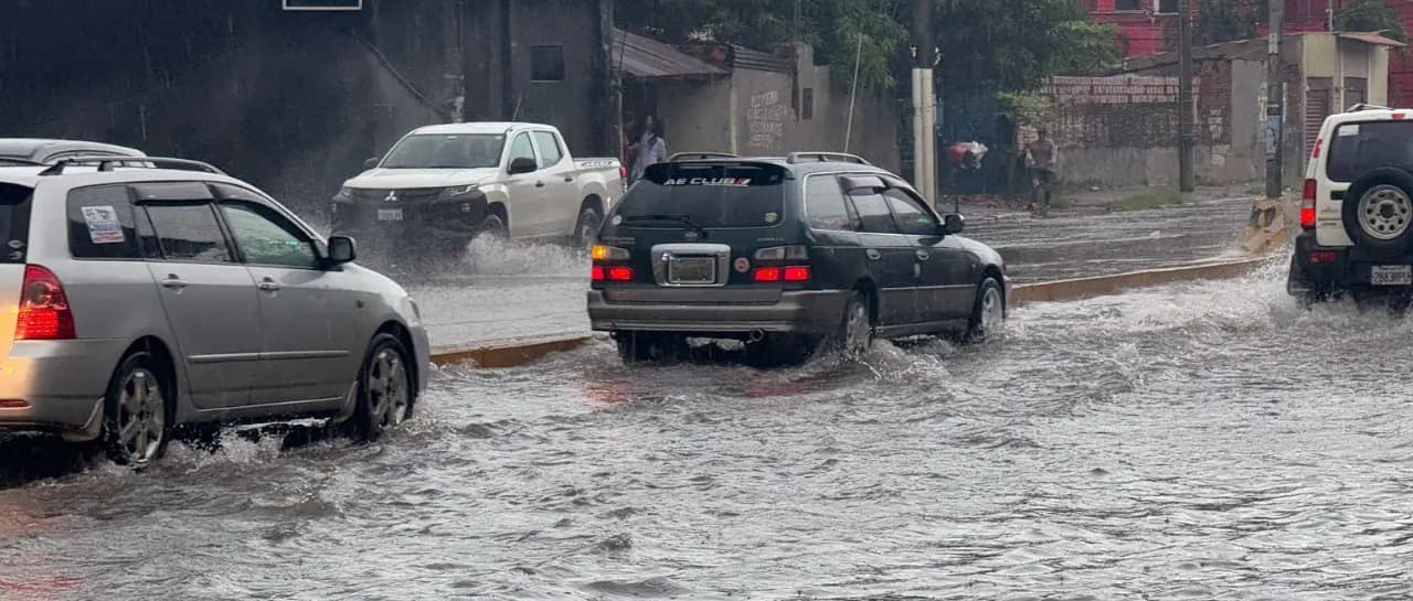 LLUEVE EN SANTA CRUZ Y LAS APPS DE MOVILIDAD TRIPLICAN SUS TARIFAS
