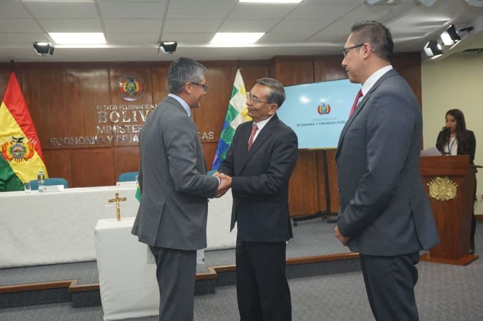 ESPINOZA POSESIONA A DOS VICEMINISTROS Y ANUNCIA REFORMULACIÓN DEL PGE 2026
