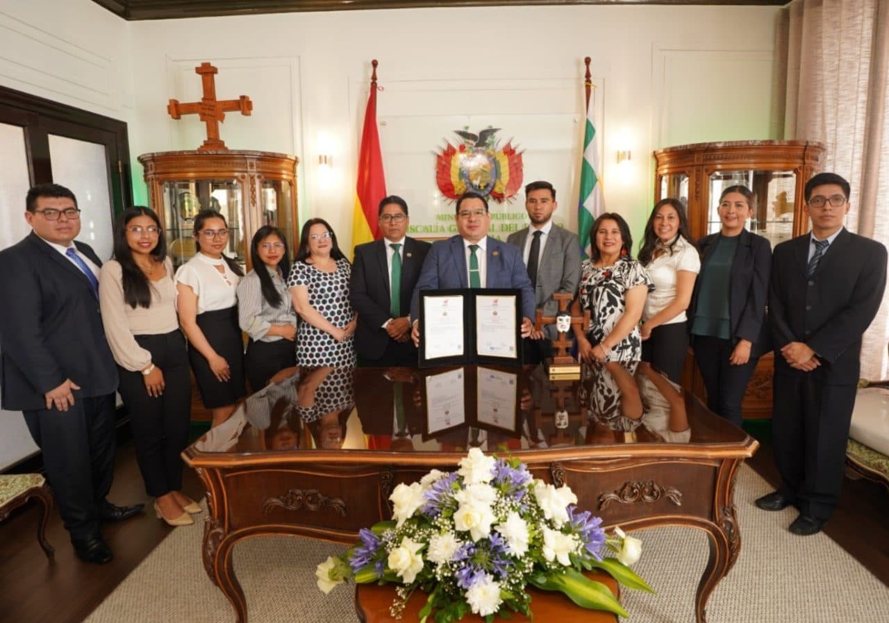 FISCALÍA LOGRA DOBLE CERTIFICACIÓN INTERNACIONAL Y MARCA UN HITO EN LA GESTIÓN EDUCATIVA