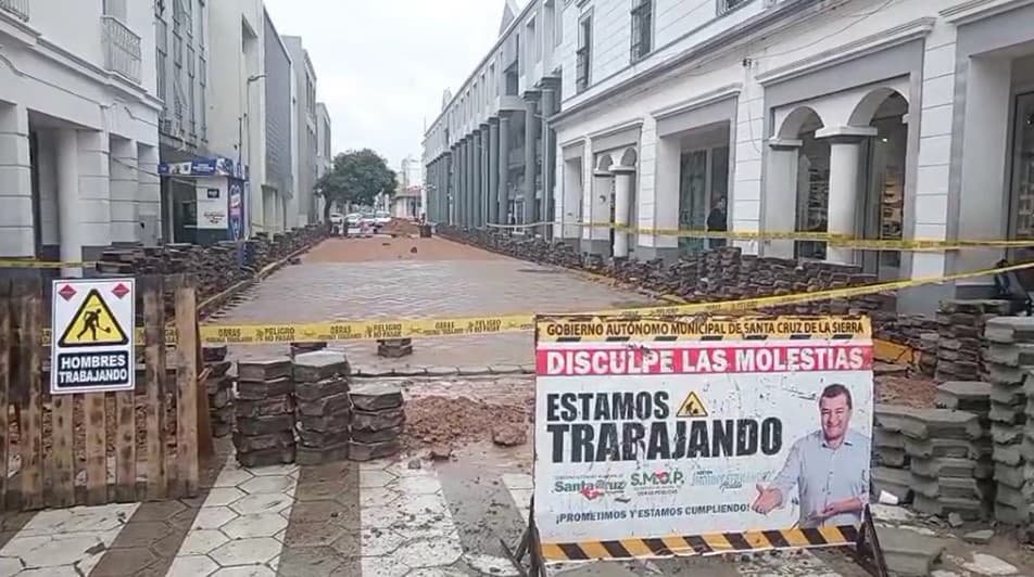 ENTIDAD FINANCIERA REEMPLAZA MÁS DE 2.000 LOSETAS EN EL CENTRO