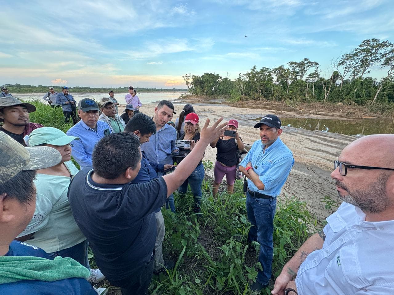 CAMACHO VISITA ZONAS INUNDADAS DE YAPACANÍ Y GESTIONA APOYO PARA LOS AFECTADOS
