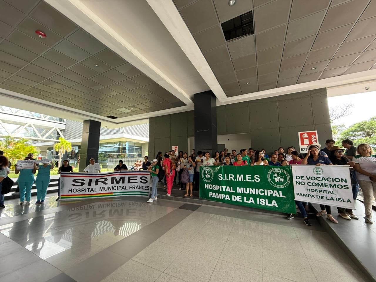 PARO DE 24 HORAS: TRABAJADORES Y PROFESIONALES DE SALUD EXIGEN PAGO DE SALARIOS