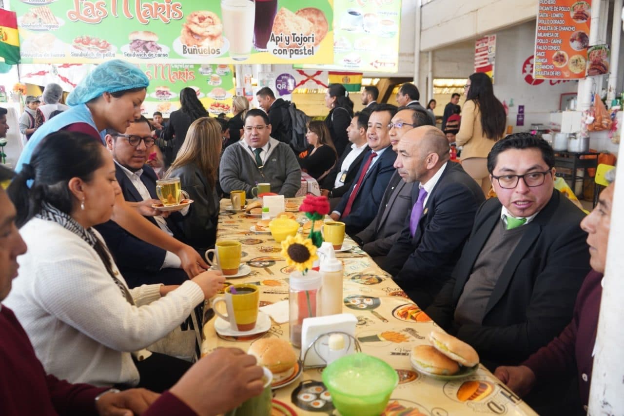 FISCAL GENERAL ROGER MARIACA COMPARTE DESAYUNO CON CASERITAS DEL MERCADO CENTRAL DE SUCRE