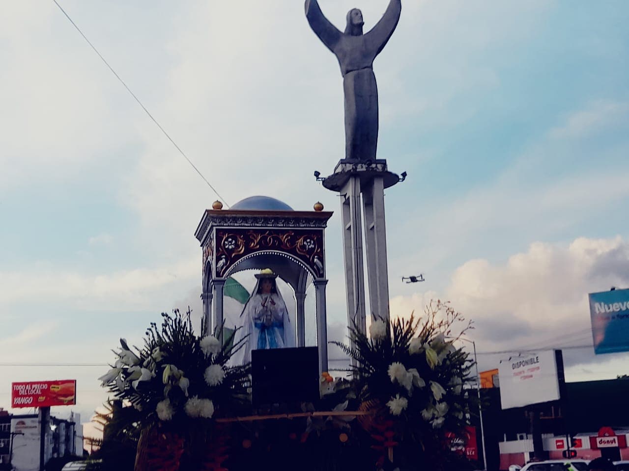 FIELES RECIBEN A LA VIRGEN DE COTOCA EN EMOTIVA PROCESIÓN POR SANTA CRUZ