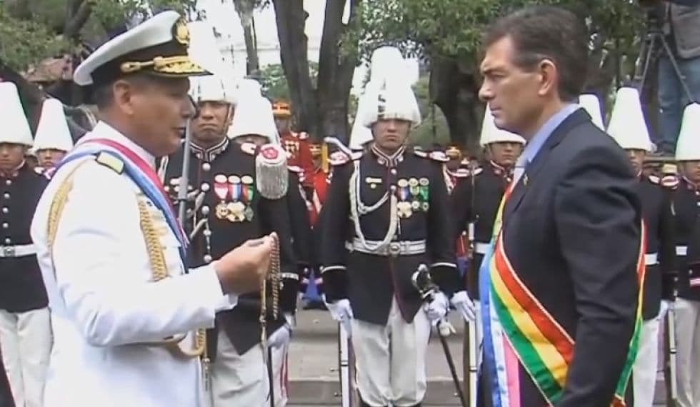 RODRIGO PAZ ES NOMBRADO CAPITÁN GENERAL DE LAS FFAA Y LLAMA A PROTEGER LAS FRONTERAS