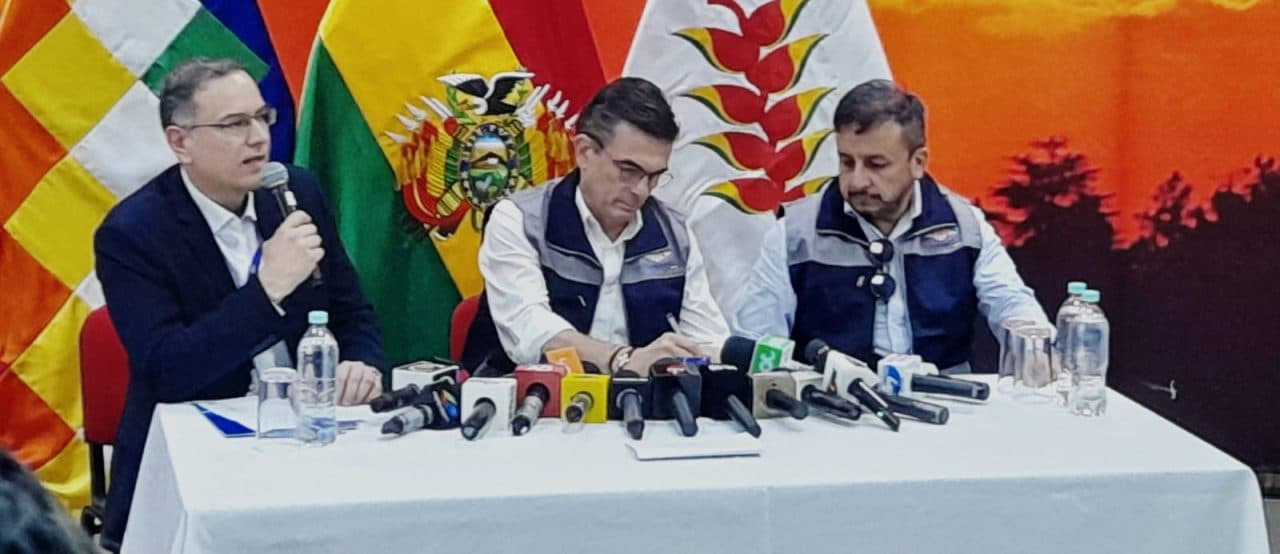 PRESIDENTE PAZ INSPECCIONA YPFB Y PRESENTA PLAN DE ESTABILIZACIÓN DEL SECTOR