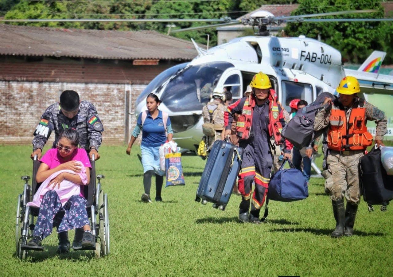 DEFENSA CIVIL REPORTA MÁS DE MIL PERSONAS EVACUADAS POR INUNDACIONES EN SANTA CRUZ