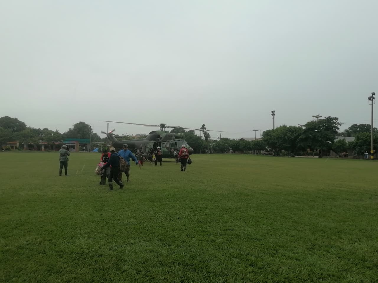 EVACÚAN A 34 PERSONAS DE LA COMUNIDAD CUATRO OJOS EN EL TORNO TRAS OPERATIVO AÉREO