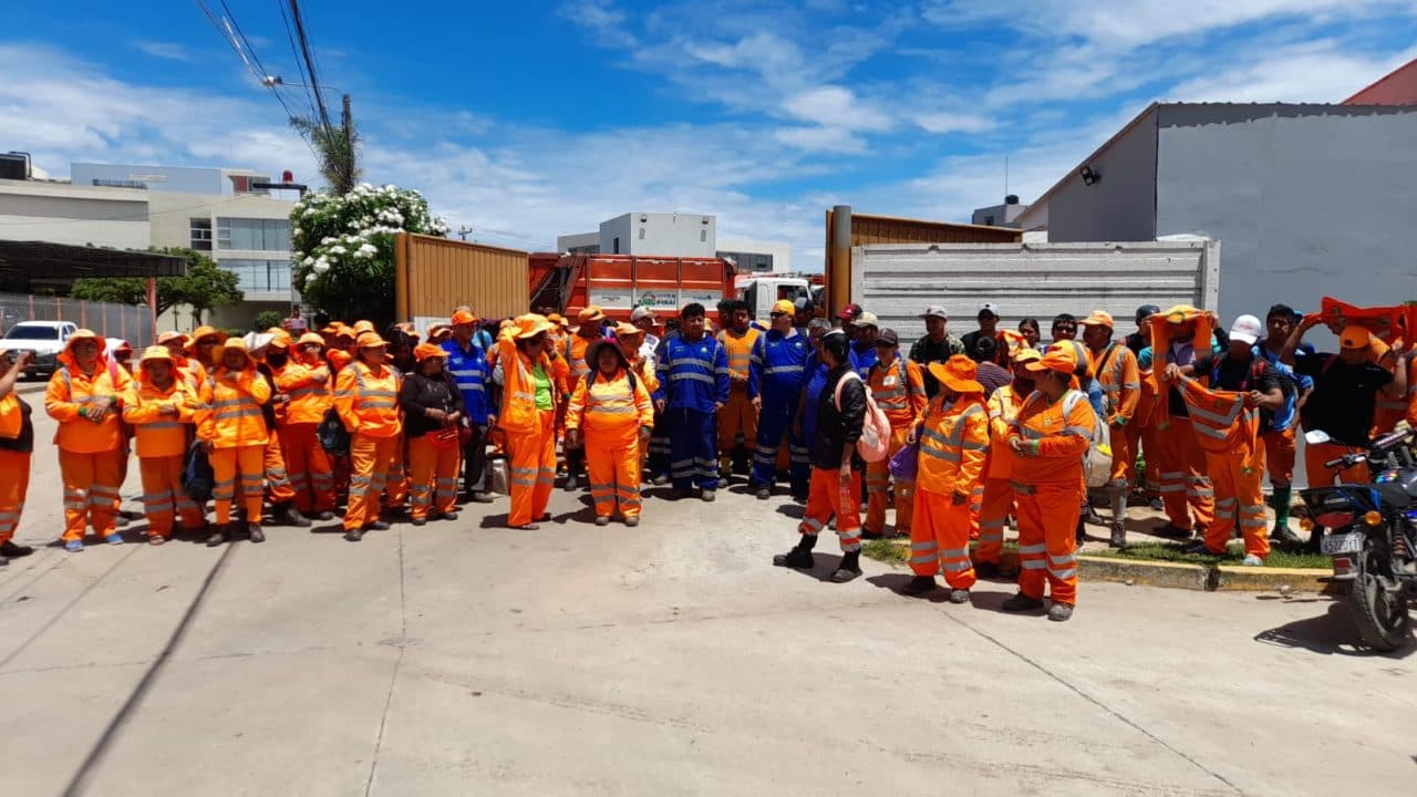 TRABAJADORES DE ASEO URBANO PIRAÍ PARALIZAN ACTIVIDADES POR RETRASO EN PAGOS
