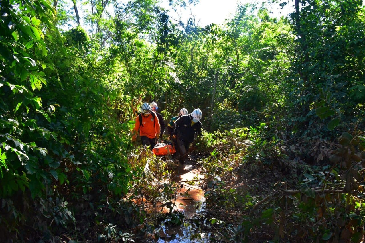 RESCATISTAS DE LA GOBERNACIÓN RECUPERAN UN CUERPO EN EL RÍO PIRAÍ, COLPA BÉLGICA