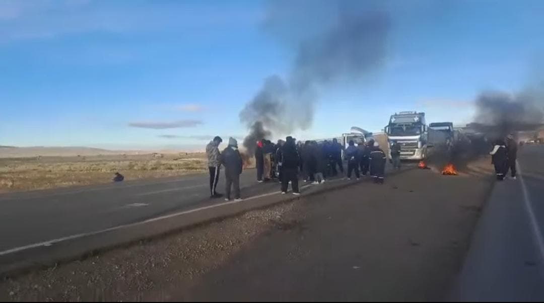 BLOQUEO EN CONANI PARALIZA LA CARRETERA LA PAZ–ORURO EN RECHAZO AL GASOLINAZO