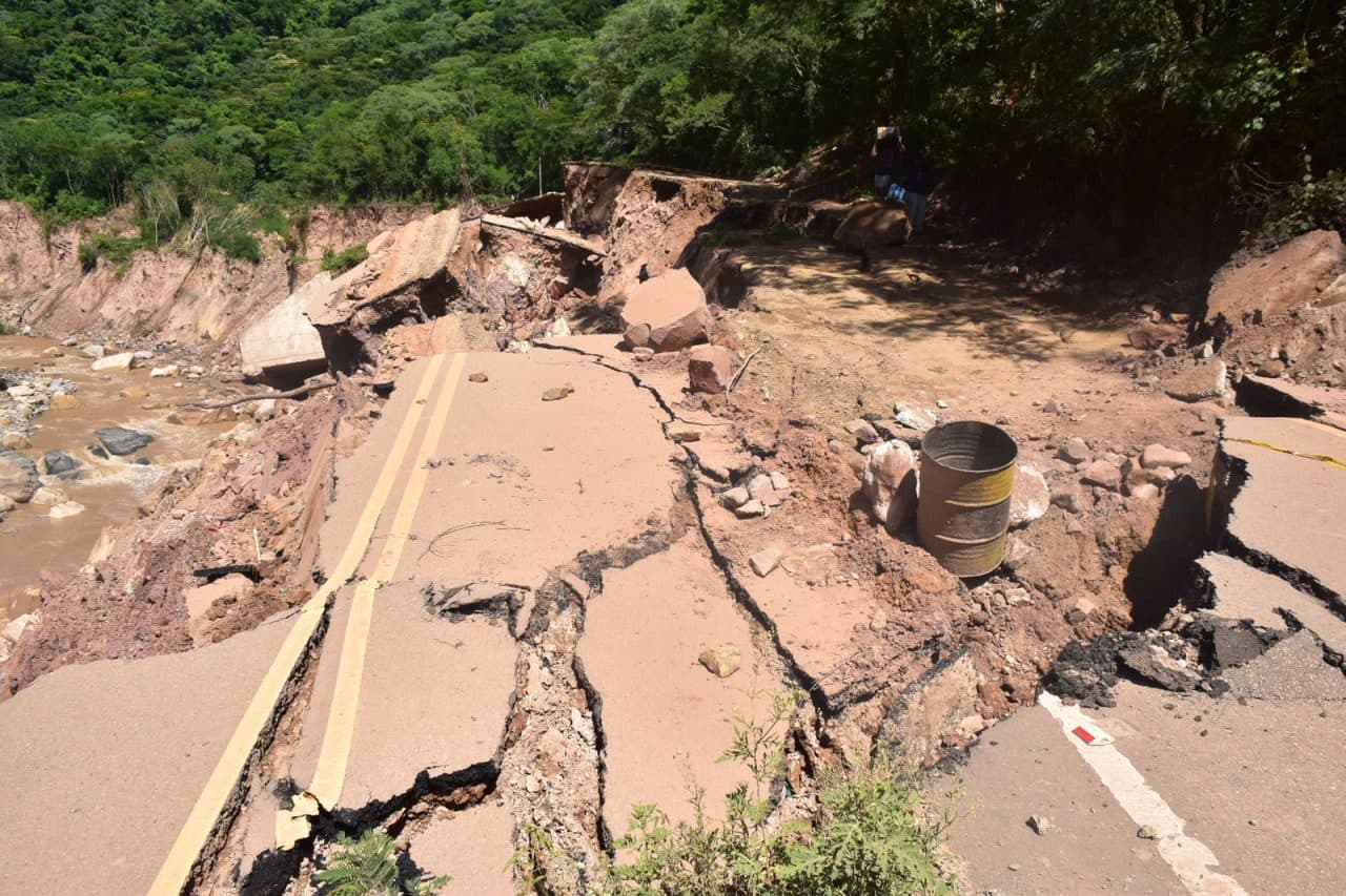TRÁNSITO SUSPENDIDO EN SANTA CRUZ–COCHABAMBA TRAS DERRUMBE EN LOS VALLES