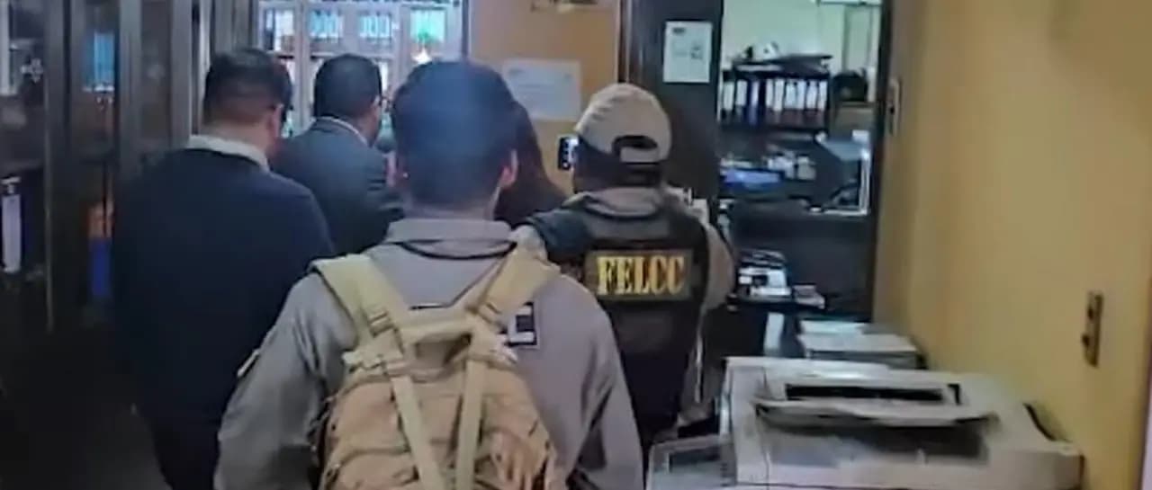 FISCALÍA Y POLICÍA RECABAN PRUEBAS EN REDES DE GAS CHUQUISACA POR POSIBLE ENRIQUECIMIENTO ILÍCITO