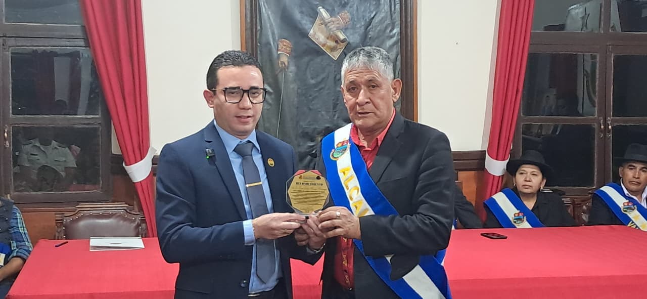ROGER MARIACA RECIBE MÁXIMA DISTINCIÓN EN VALLEGRANDE