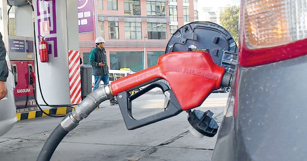 TRAS DENUNCIAS, YPFB ASEGURA QUE YA SE PUEDE CARGAR “GASOLINA DE CALIDAD”