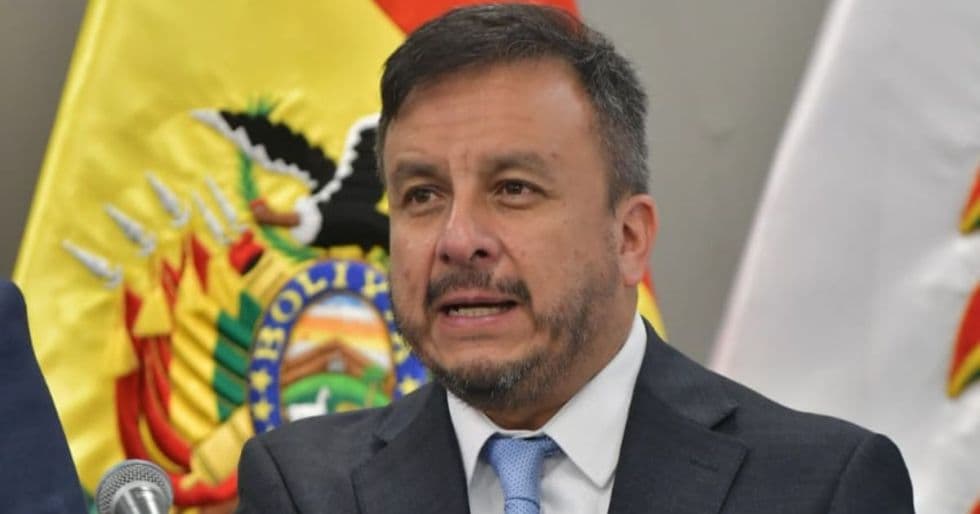 DIPUTADOS INTERPELARAN AL MINISTRO DE HIDROCARBUROS POR VENTA DE GASOLINA EN MAL ESTADO