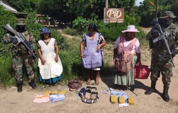 APREHENDEN A TRES MUJERES CON DROGA ADHERIDA AL CUERPO