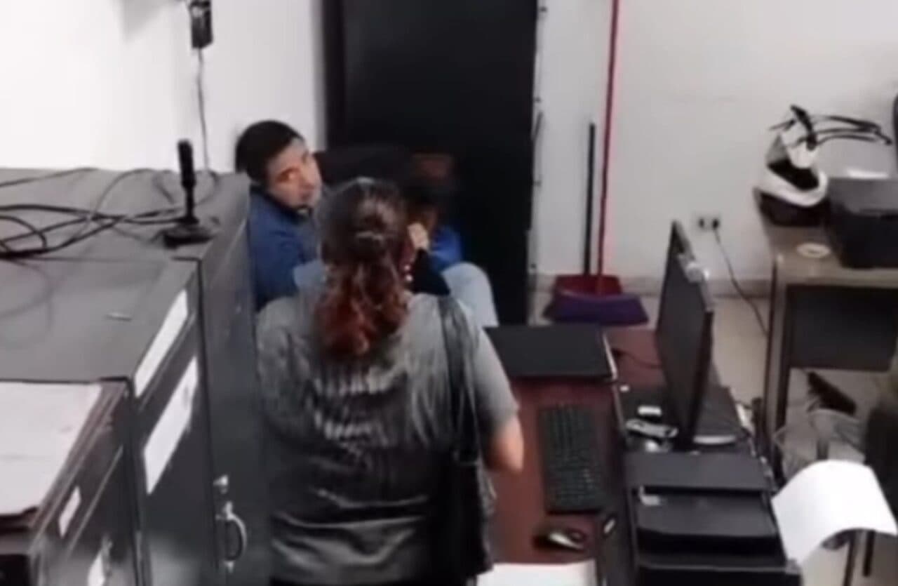 PASTOR ACUSADO POR EL SUPUESTO DELITO VIOLENCIA FAMILIAR Y ESTUPRO COMPARECE ANTE LA FELCV