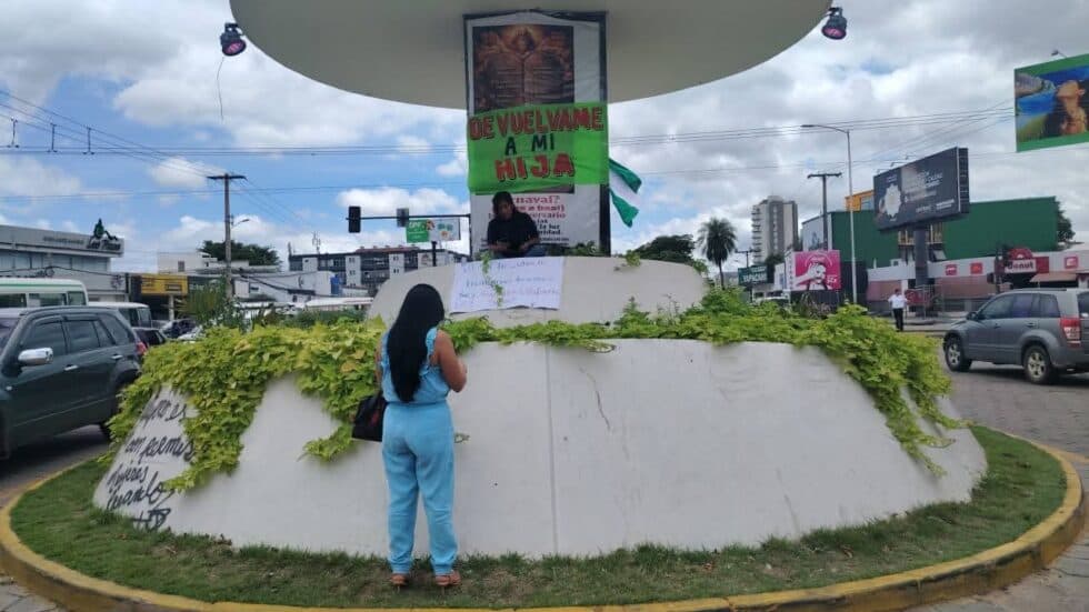 MADRE PROTESTA A LOS PIES DEL CRISTO REDENTOR EXIGIENDO LA DEVOLUCIÓN DE SU HIJA