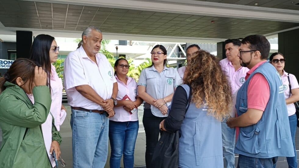 DEFENSORÍA DEL PUEBLO SUPERVISA PAGOS A TRABAJADORES DE SALUD