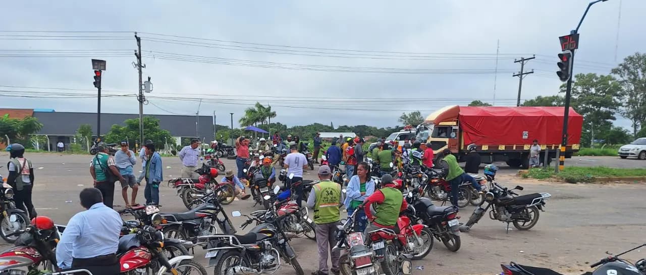 BLOQUEOS POR LA CALIDAD DE LA GASOLINA AÍSLAN A SANTA CRUZ DEL OCCIDENTE Y OTROS DEPARTAMENTOS