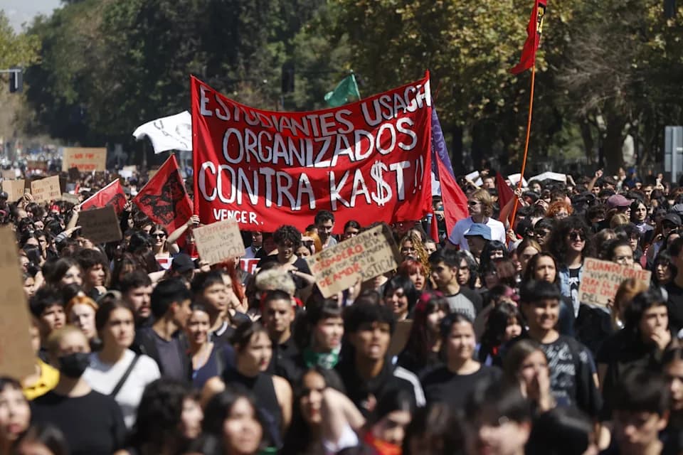 ESTUDIANTES PROTESTAN EN CHILE POR ALZA DE COMBUSTIBLES Y COSTO DE VIDA