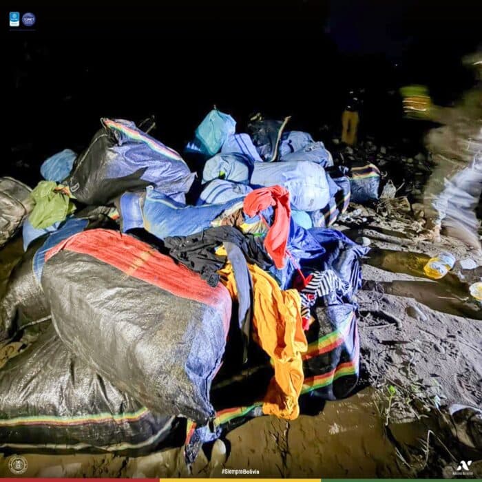ADUANA DESTRUYE 150 FARDOS DE ROPA USADA TRAS OPERATIVO EN TARIJA