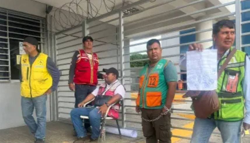 MOTOTAXISTAS SE ENCADENAN EN YPFB Y EXIGEN RESARCIMIENTO POR DAÑOS EN SUS VEHÍCULOS
