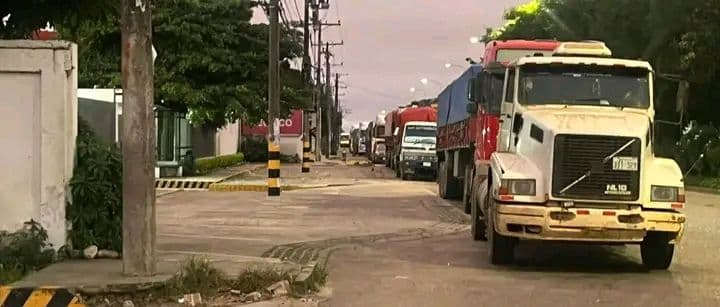 ESCASEZ DE DIÉSEL PROVOCA LARGAS FILAS EN SURTIDORES DE SANTA CRUZ