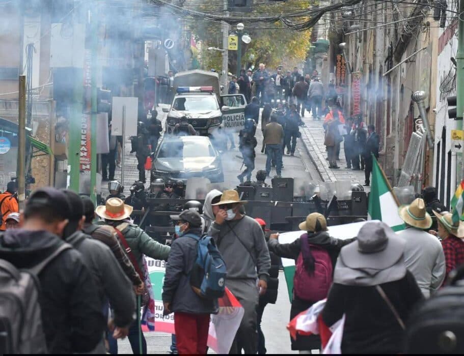 PROTESTA DEL MAGISTERIO TERMINA CON USO DE GAS Y TENSIÓN EN LAS CALLES