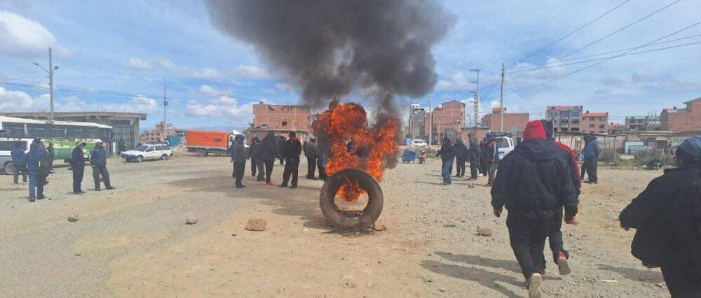 15 PUNTOS DE BLOQUEO AÍSLAN A LA PAZ Y COMPLICAN EL TRANSPORTE INTERDEPARTAMENTAL