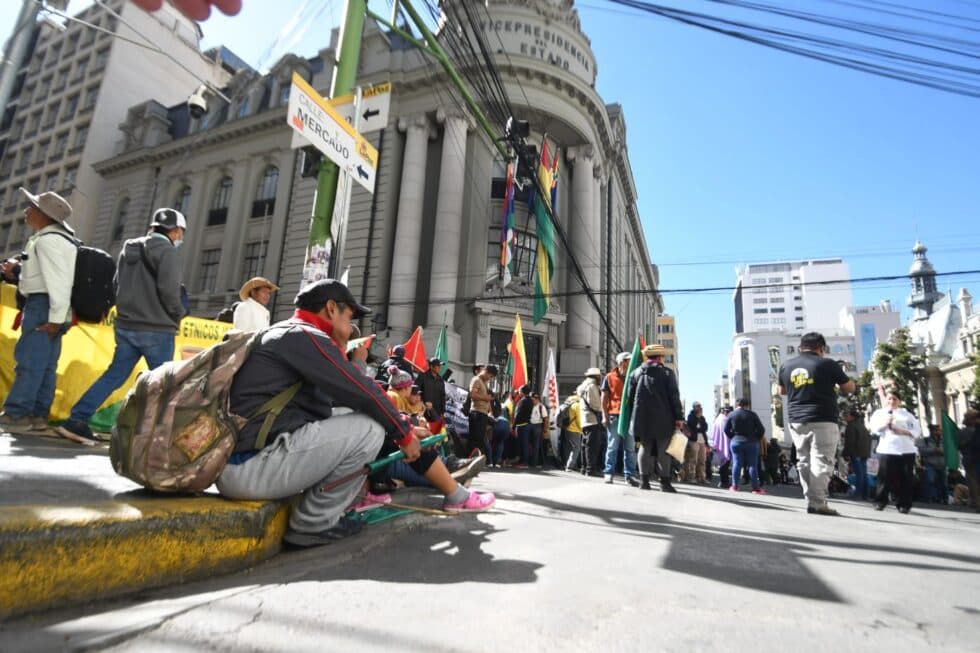 PROTESTA POR LA LEY 1720 LLEGA A PUERTAS DE LA VICEPRESIDENCIA EN LA PAZ