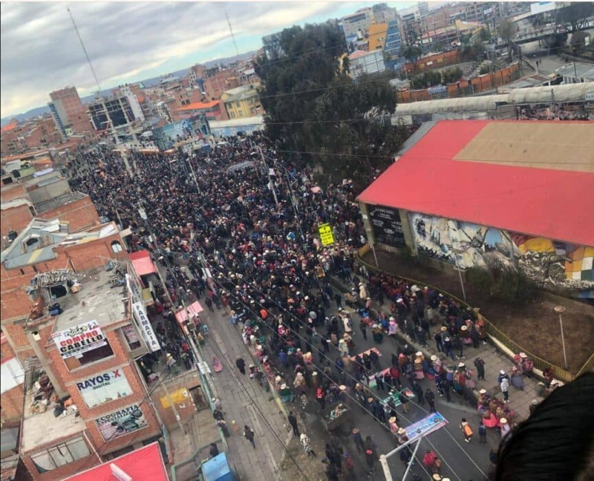 CAMPESINOS MARCHAN HACIA PLAZA MURILLO PIDIENDO LA RENUNCIA DE RODRIGO PAZ