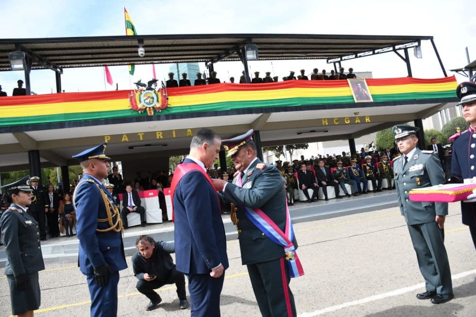 FFAA CONDECORAN AL MINISTRO DE DEFENSA CON EL MÉRITO MILITAR “EDUARDO ABAROA”