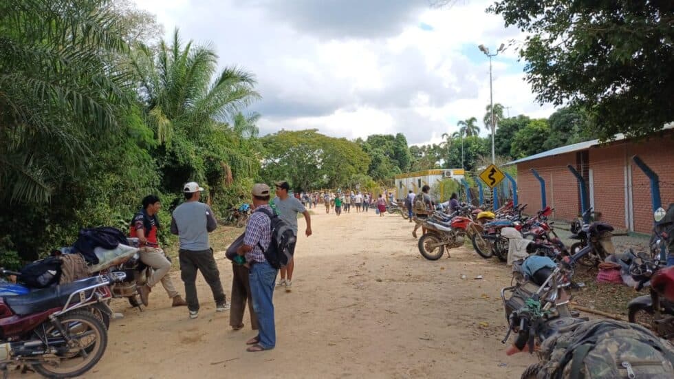 MOVILIZADOS EN SANTA ROSA DEL SARA TOMAN PLANTA DE YPFB Y EXIGEN LA SALIDA DE RODRIGO PAZ
